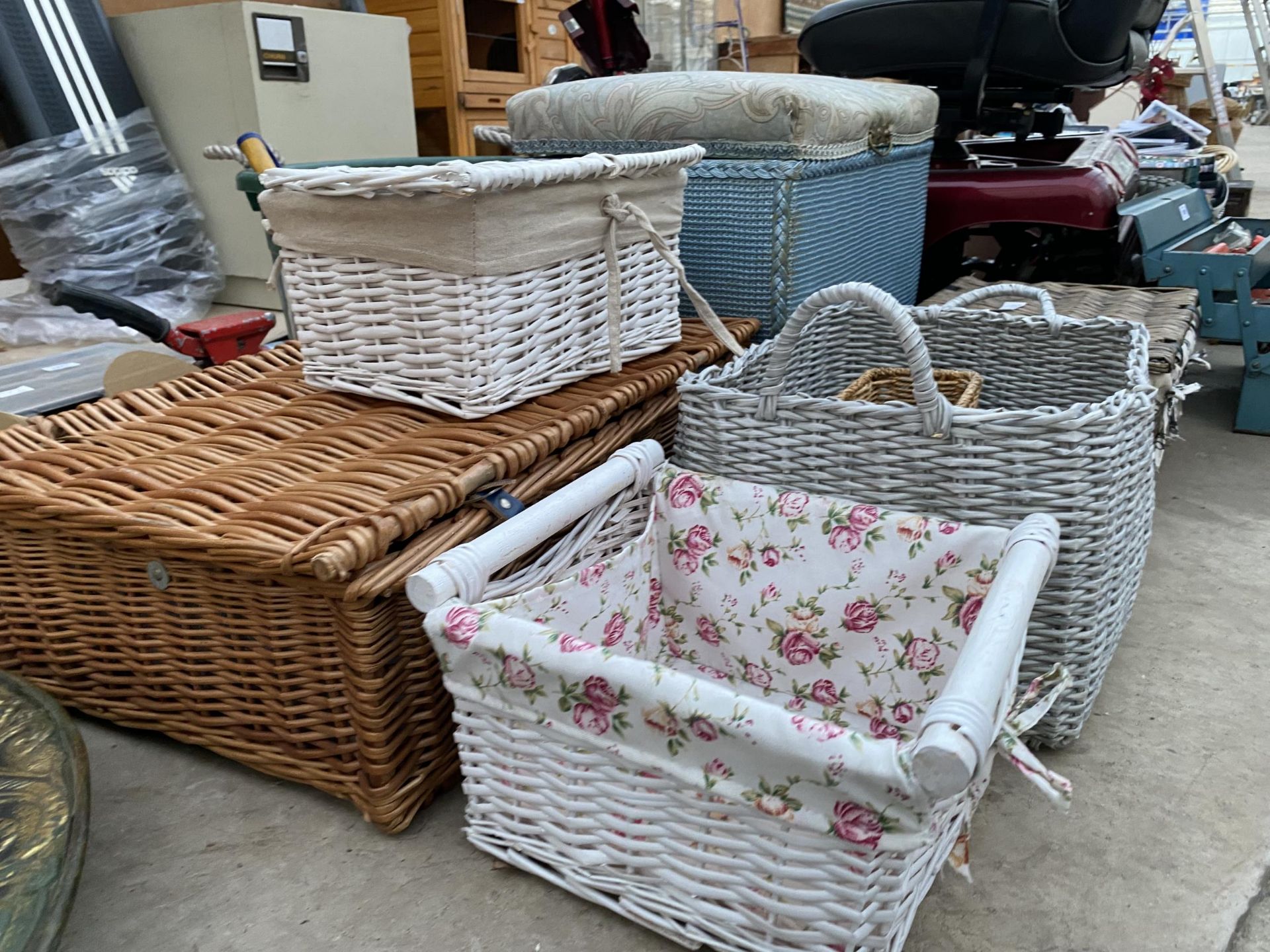 AN ASSORTMENT OF WICKER BASKETS AND A LLYOD LOOM STYLE OTTOMAN - Image 7 of 7