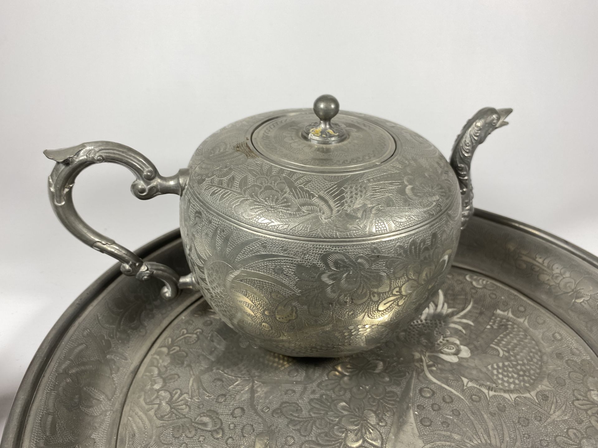 A CHINESE HUIKEE SWATOW PEWTER FOUR PIECE TEA SET COMPRISING TEAPOT, DRINKS TRAY, LIDDED SUGAR - Image 2 of 4