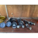 AN ASSORTMENT OF VINTAGE AUTOMOBILE DASHBOARD GAUGES TO INCLUDE SPEEDOMETERS, CLOCKS AND OIL
