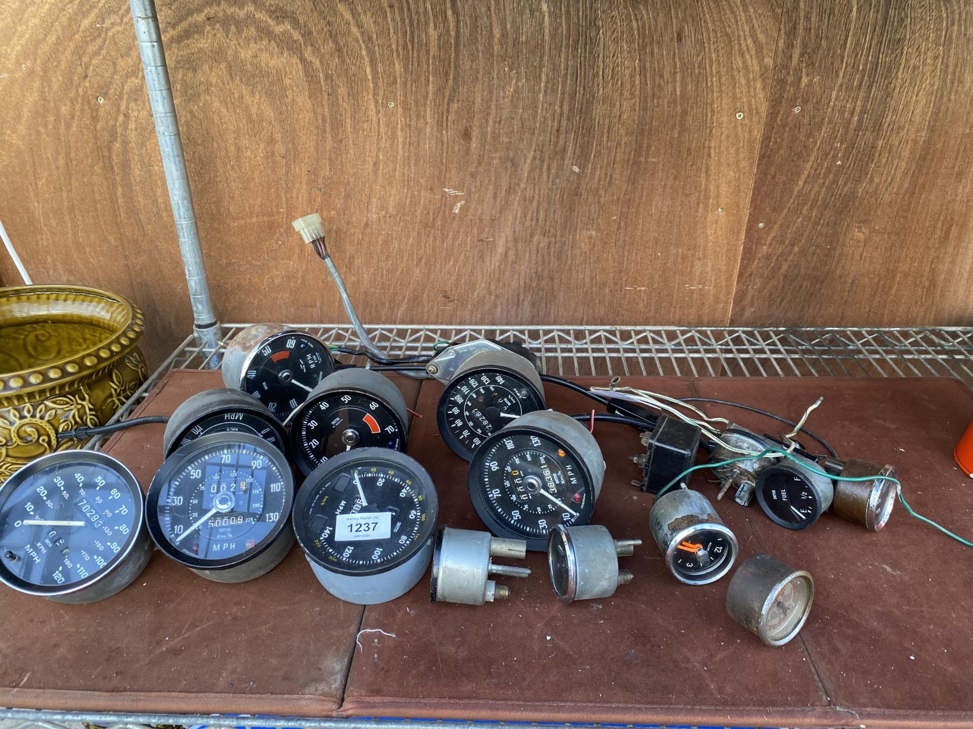 AN ASSORTMENT OF VINTAGE AUTOMOBILE DASHBOARD GAUGES TO INCLUDE SPEEDOMETERS, CLOCKS AND OIL