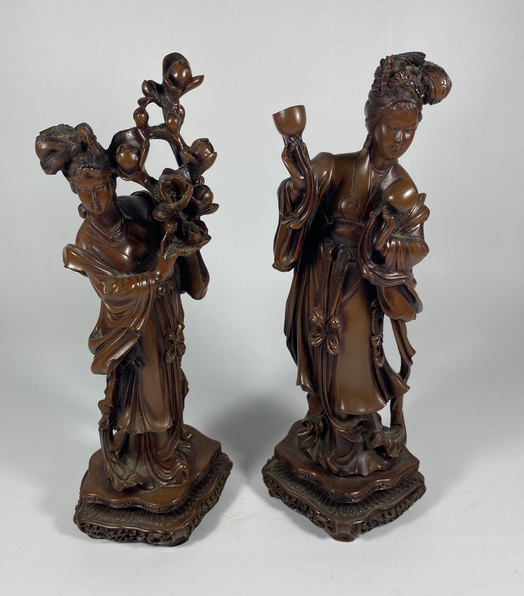 A PAIR OF ORIENTAL RESIN ROOTWOOD STYLE GEISHA FIGURES, HEIGHT 27CM