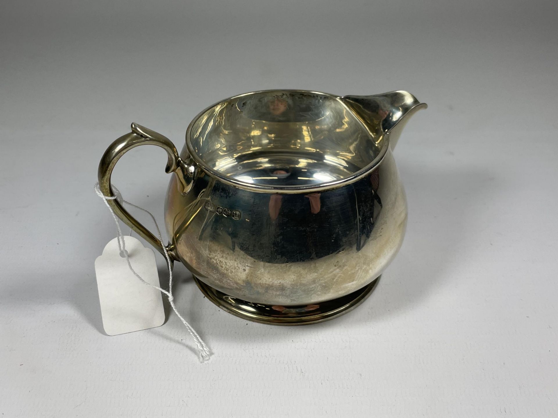 A GEORGE V SILVER CREAM JUG, HALLMARKS FOR SHEFFIELD, 1937 - Image 4 of 5