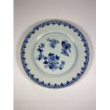 AN 18/19TH CENTURY CHINESE BLUE AND WHITE PORCELAIN FLORAL DESIGN PLATE, DIAMETER 23.5CM
