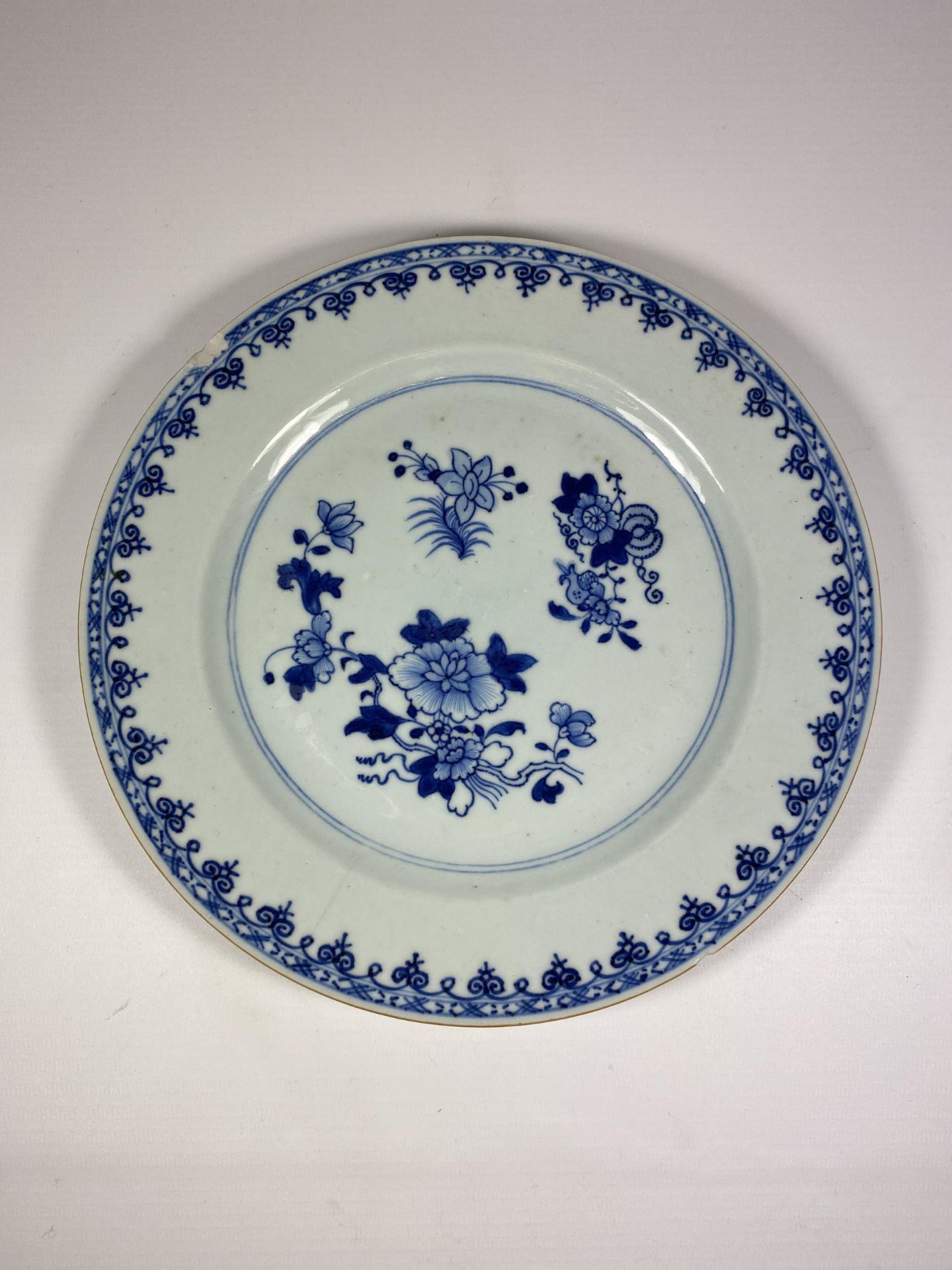 AN 18/19TH CENTURY CHINESE BLUE AND WHITE PORCELAIN FLORAL DESIGN PLATE, DIAMETER 23.5CM