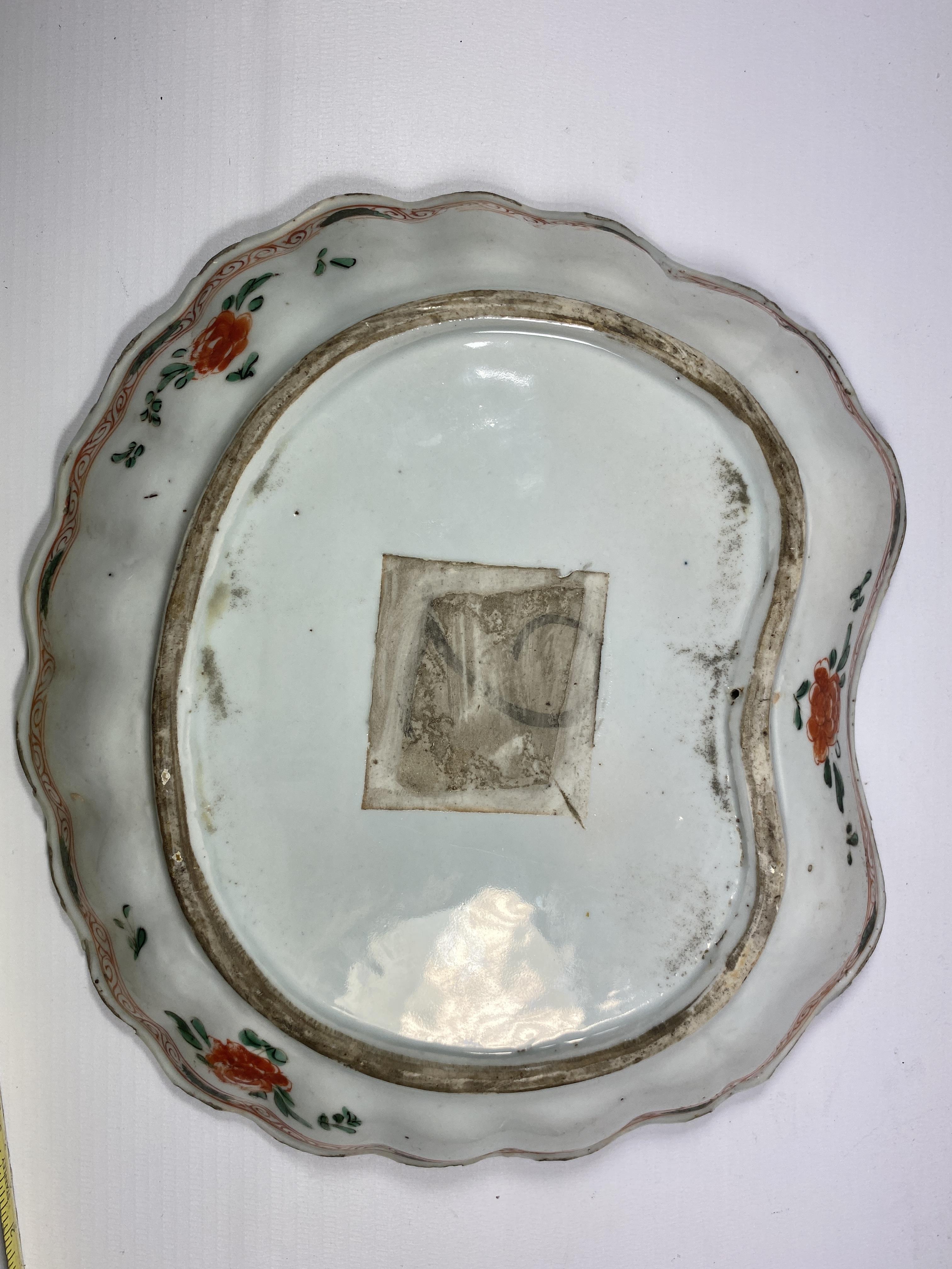 A MID 19TH CENTURY CHINESE FAMILLE VERTE SCALLOPED DISH, UNMARKED TO BASE, DIAMETER 24CM - Image 3 of 3