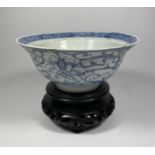 A MID-LATE 19TH CENTURY CHINESE QING TONGZHI PERIOD (1862-1874) BLUE & WHITE PORCELAIN BOWL ON