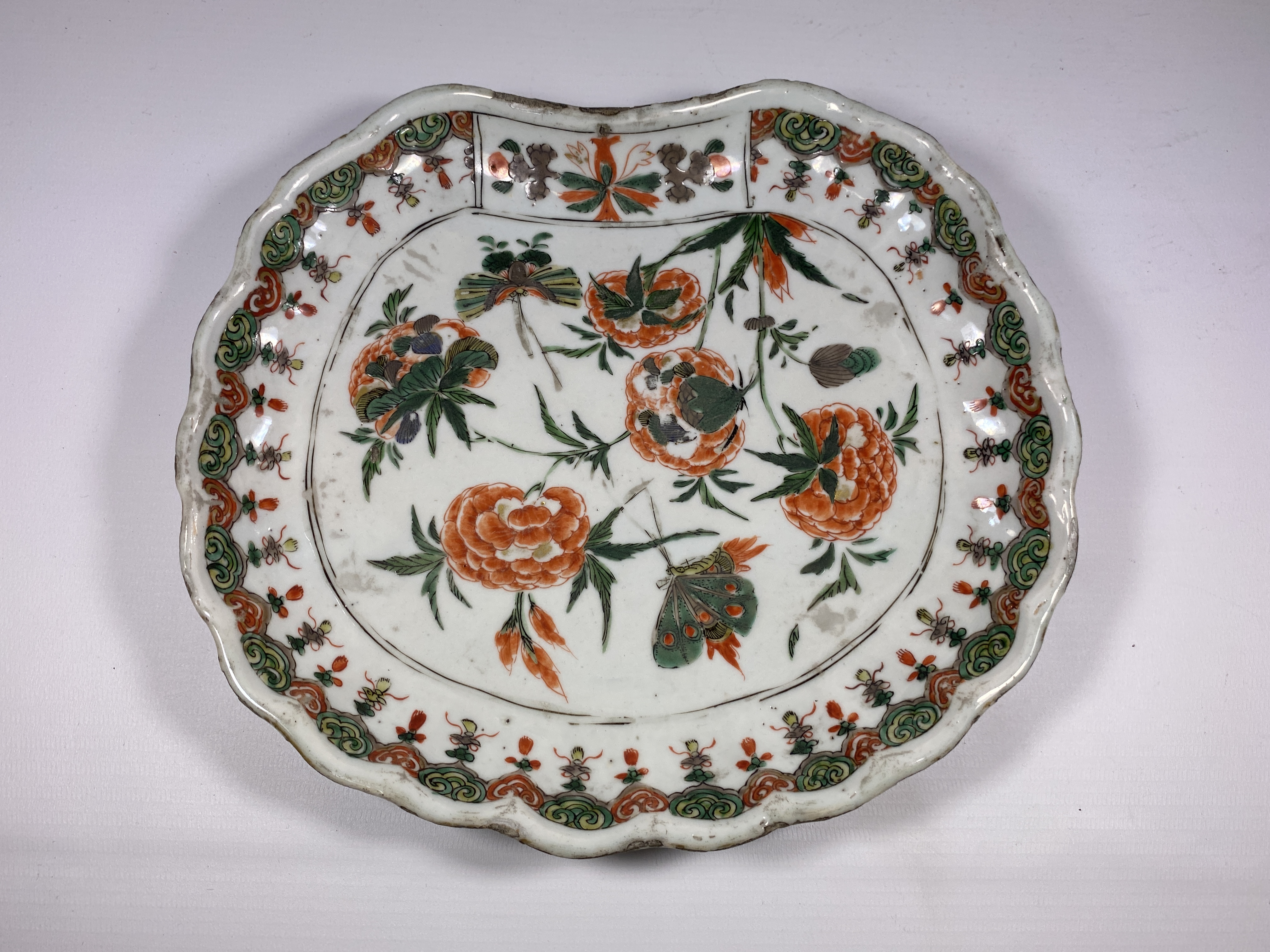 A MID 19TH CENTURY CHINESE FAMILLE VERTE SCALLOPED DISH, UNMARKED TO BASE, DIAMETER 24CM