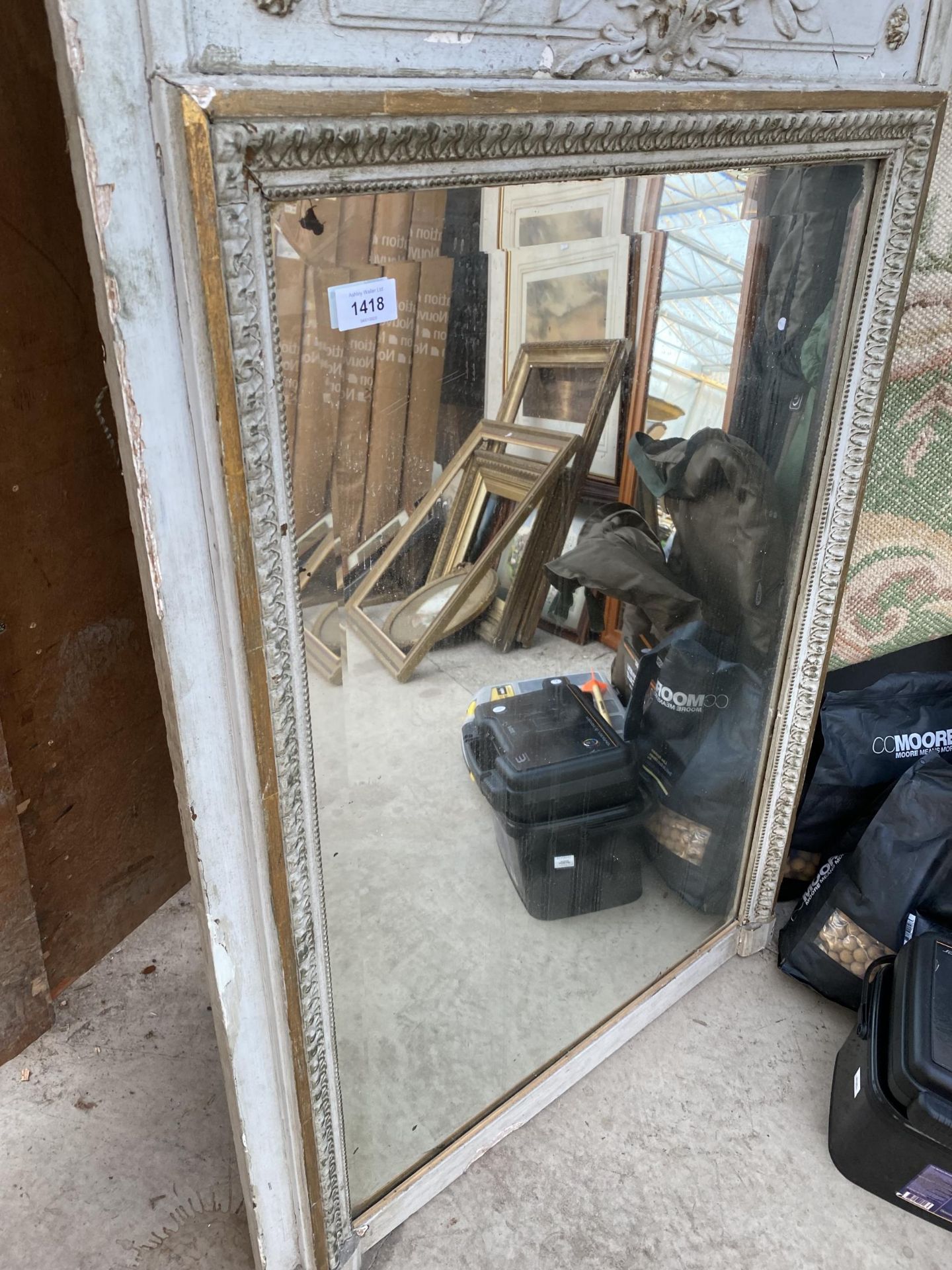 A VINTAGE WOODEN FRAMED BEVELED EDGE WALL MIRROR - Image 3 of 6