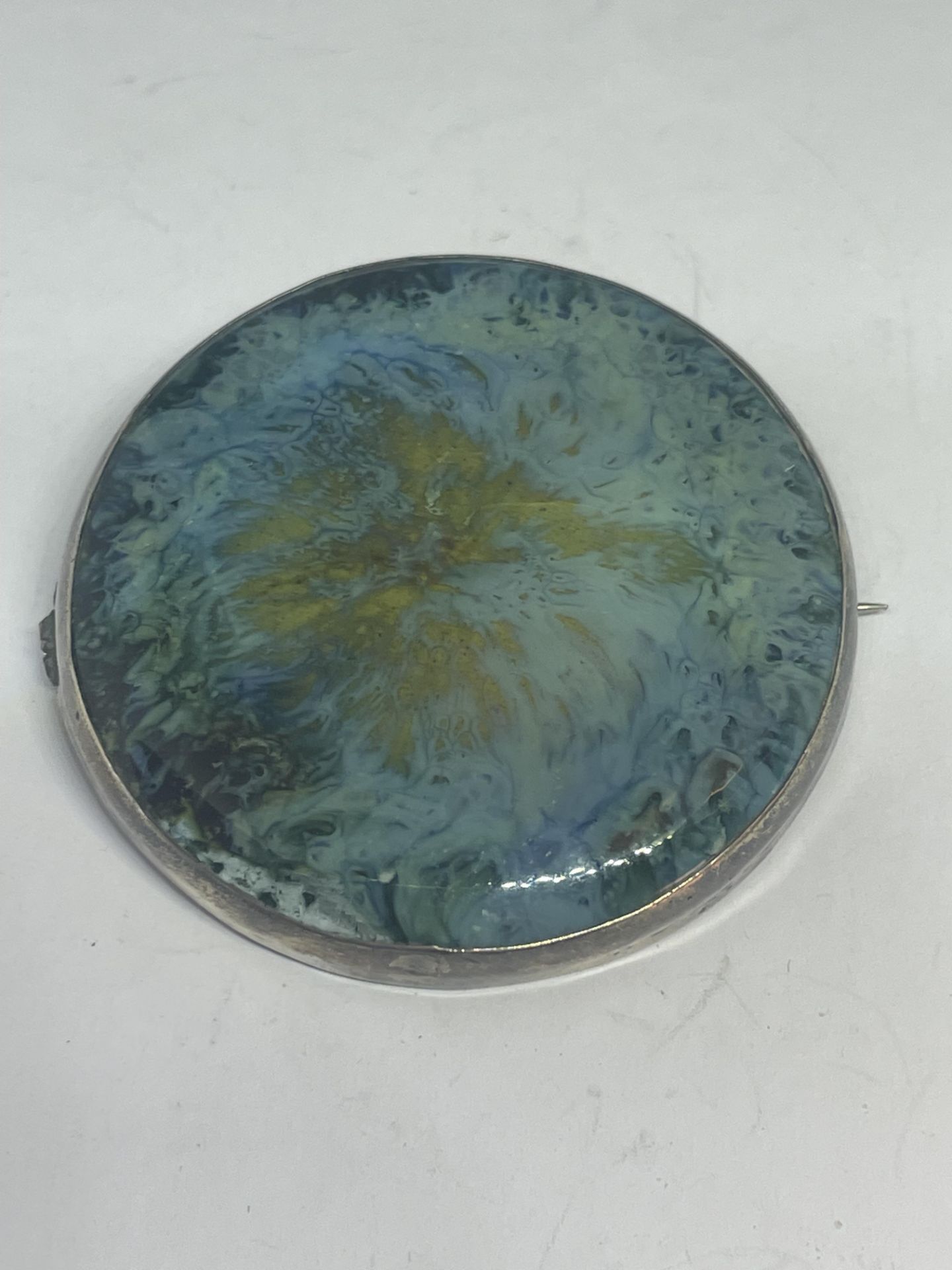 A RUSKIN BROOCH IN A SILVER MOUNT 5CM DIAMETER IN A PRESENTATION BOX