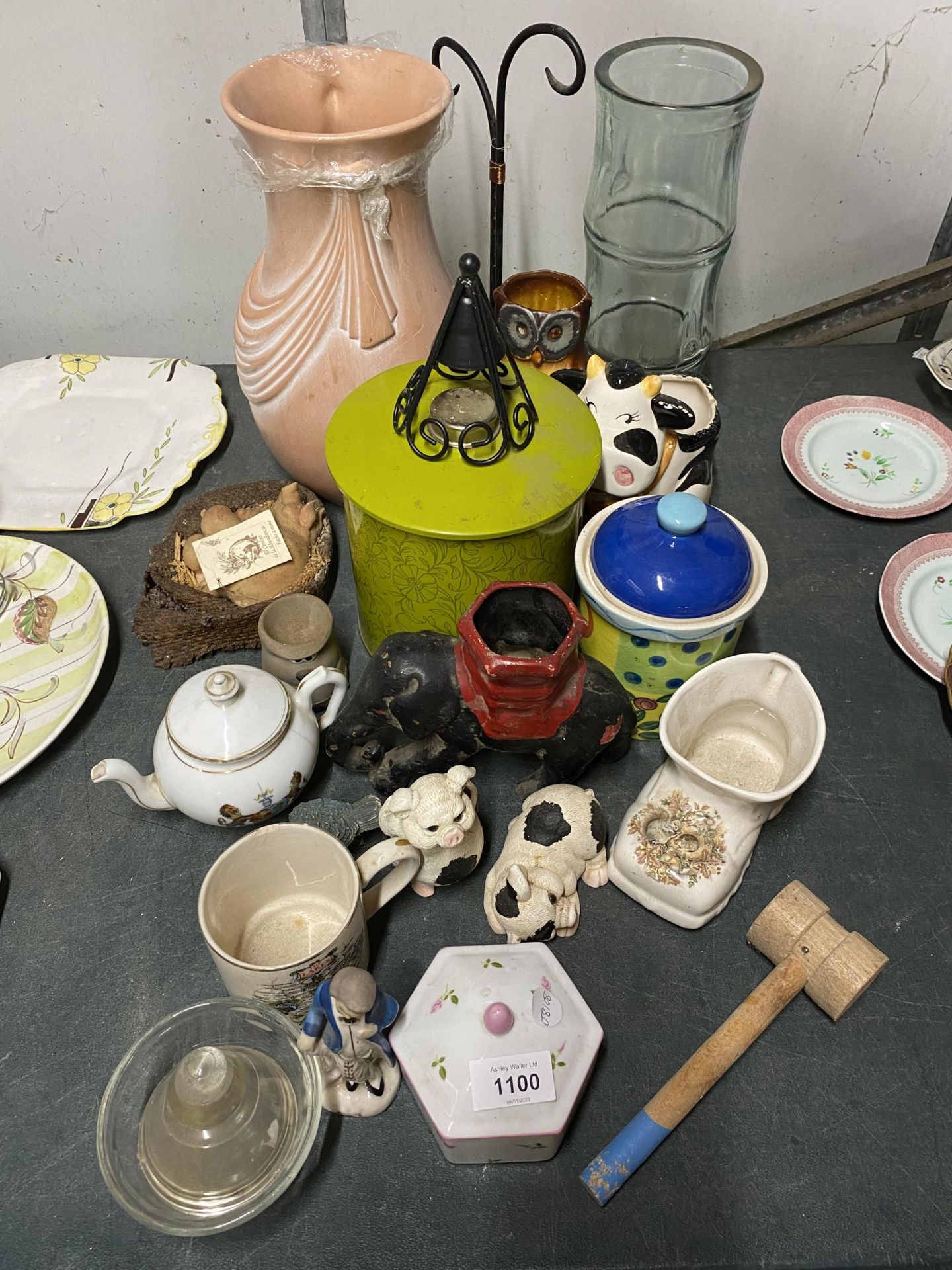 A MIXED LOT TO INCLUDE VASES, PIG FIGURES,PLANTERS, TRINKET BOX, WOODEN GAVEL, ETC