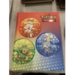 A FOLDER OF POKEMON CARDS TO INCLUDE 1999 BASE SET, TOPPS SERIES 1 INCLUDING CHARIZARD AND HOLOS