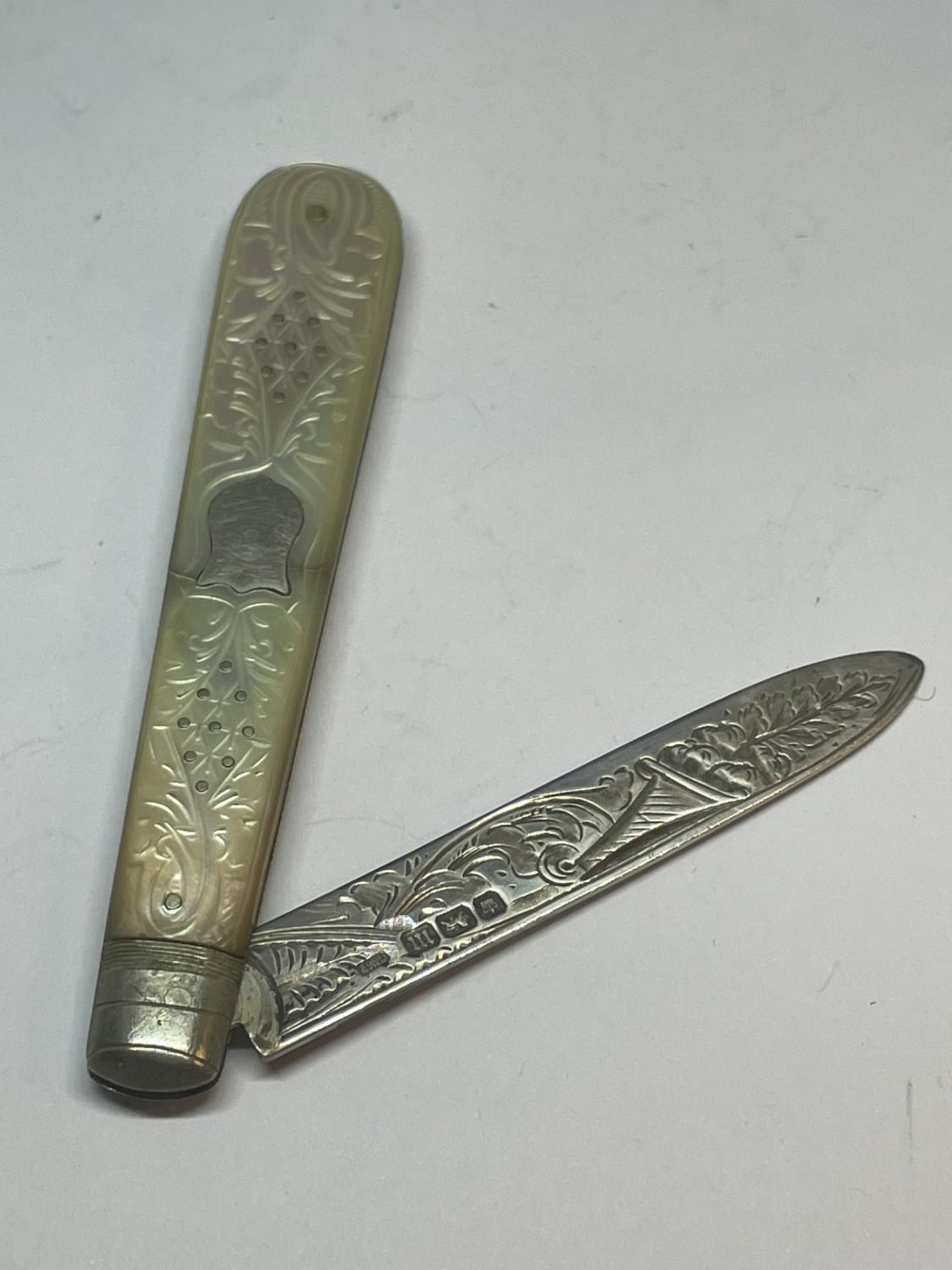 A MOTHER OF PEARL FRUIT KNIFE WITH DECORATIVE HALLMARKED SHEFFIELD 1904