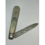 A MOTHER OF PEARL FRUIT KNIFE WITH DECORATIVE HALLMARKED SHEFFIELD 1904