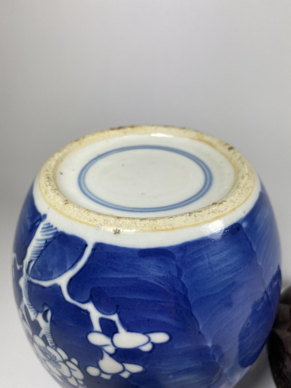 A LATE 19TH CENTURY CHINESE PORCELAIN PRUNUS BLOSSOM PATTERN GINGER JAR ON WOODEN BASE, DOUBLE - Image 5 of 6