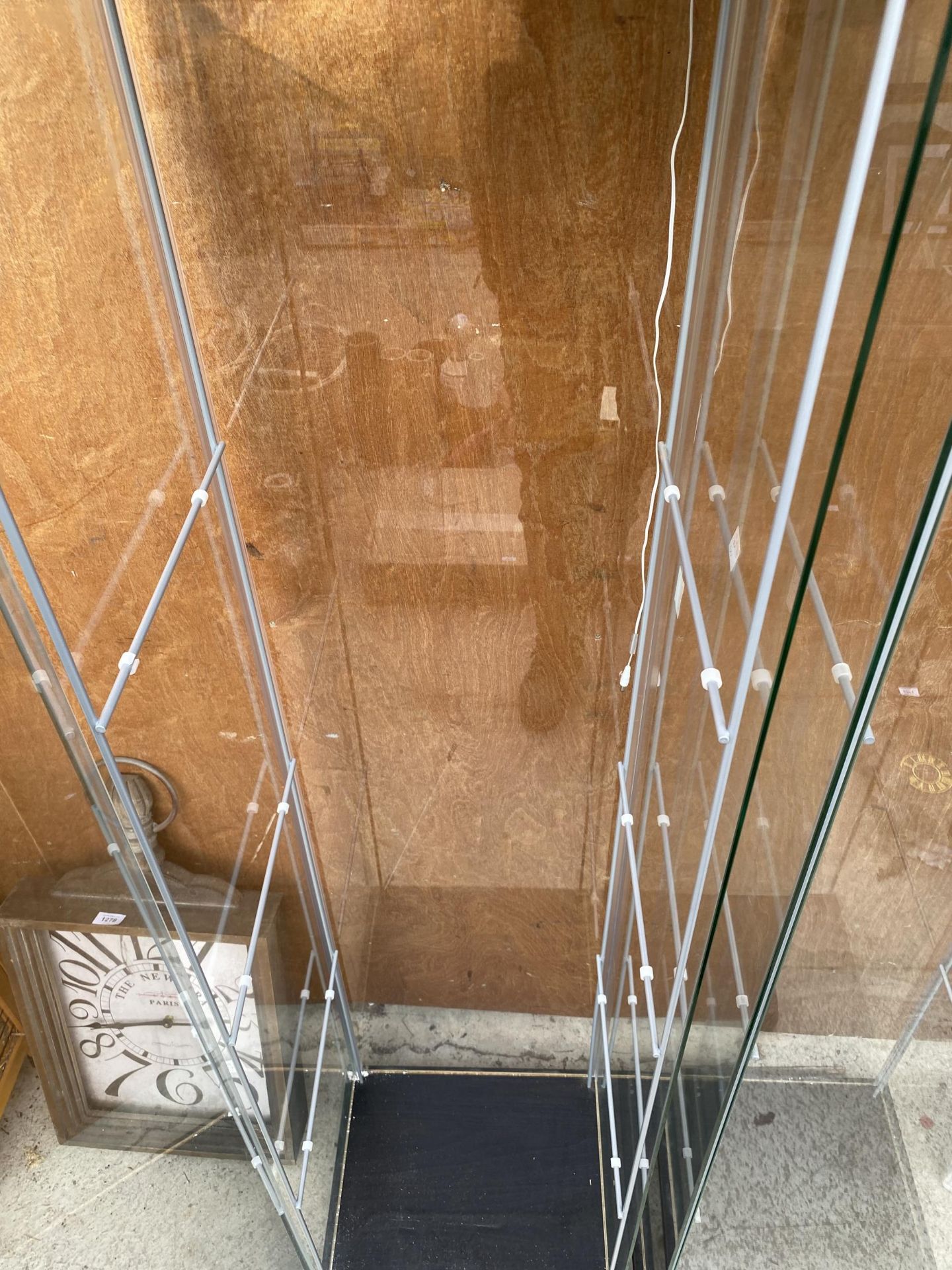 A PAIR OF GLASS DISPLAY CABINETS COMPLETE WITH THREE GLASS SHELVES EACH - Image 4 of 5