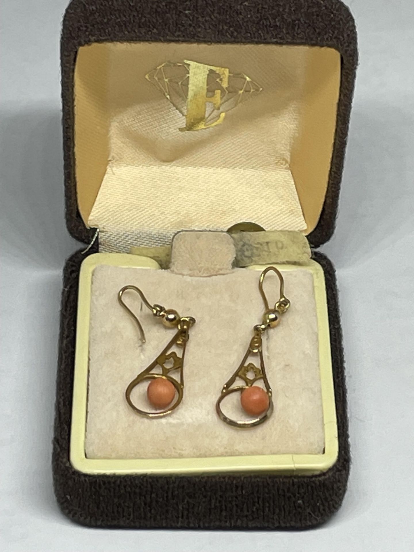 A PAIR OF 9 CARAT GOLD AND CORAL EARRINGS IN A PRESENTATION BOX - Image 3 of 3