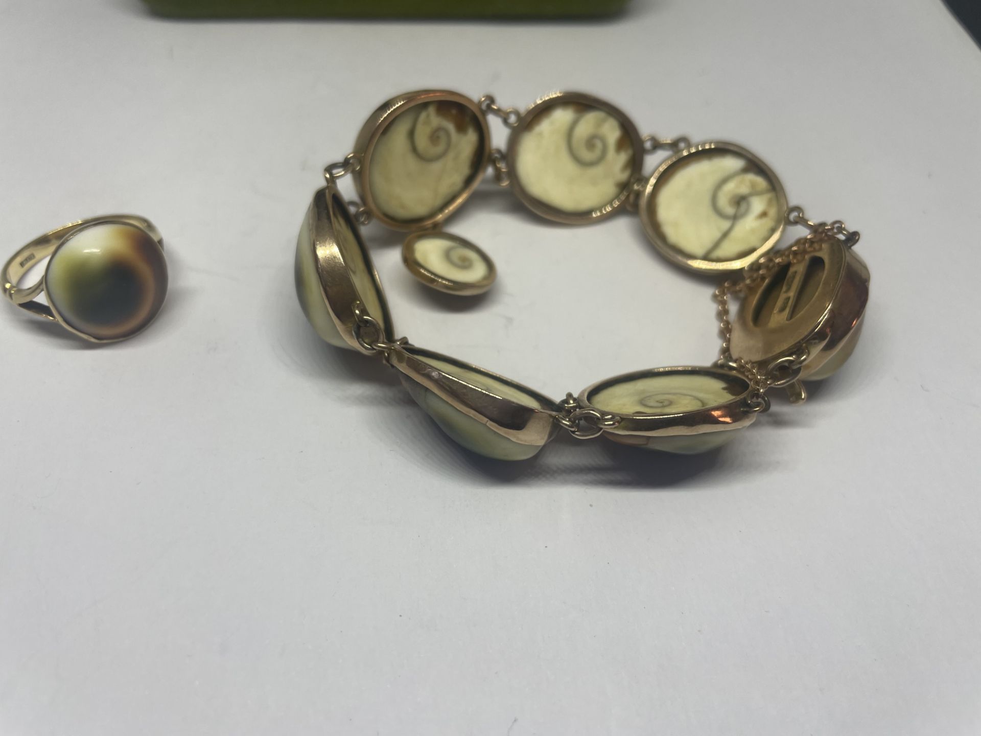 A 9 CARAT GOLD BRACELET WITH OPERCULUL SHELLS AND A MATCHING RING IN A PRESENTATION BOX - Image 2 of 4