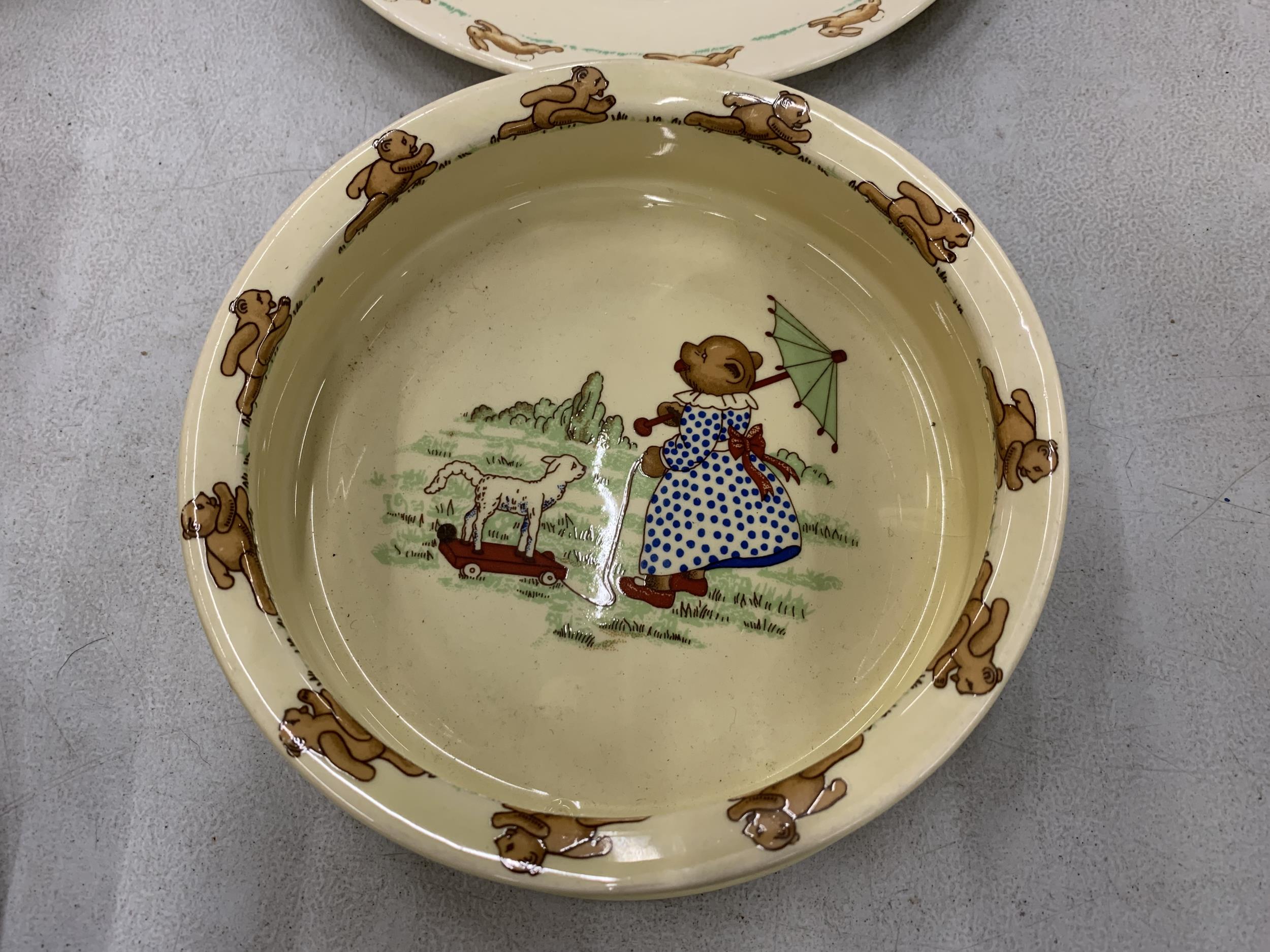 A QUANTITY OF ROYAL DOULTON 'BUNNYKINS' TOINCLUDE A PLATE, MUG - A/F AND PIN DISHES PLUS A SYLVAC - Bild 2 aus 5