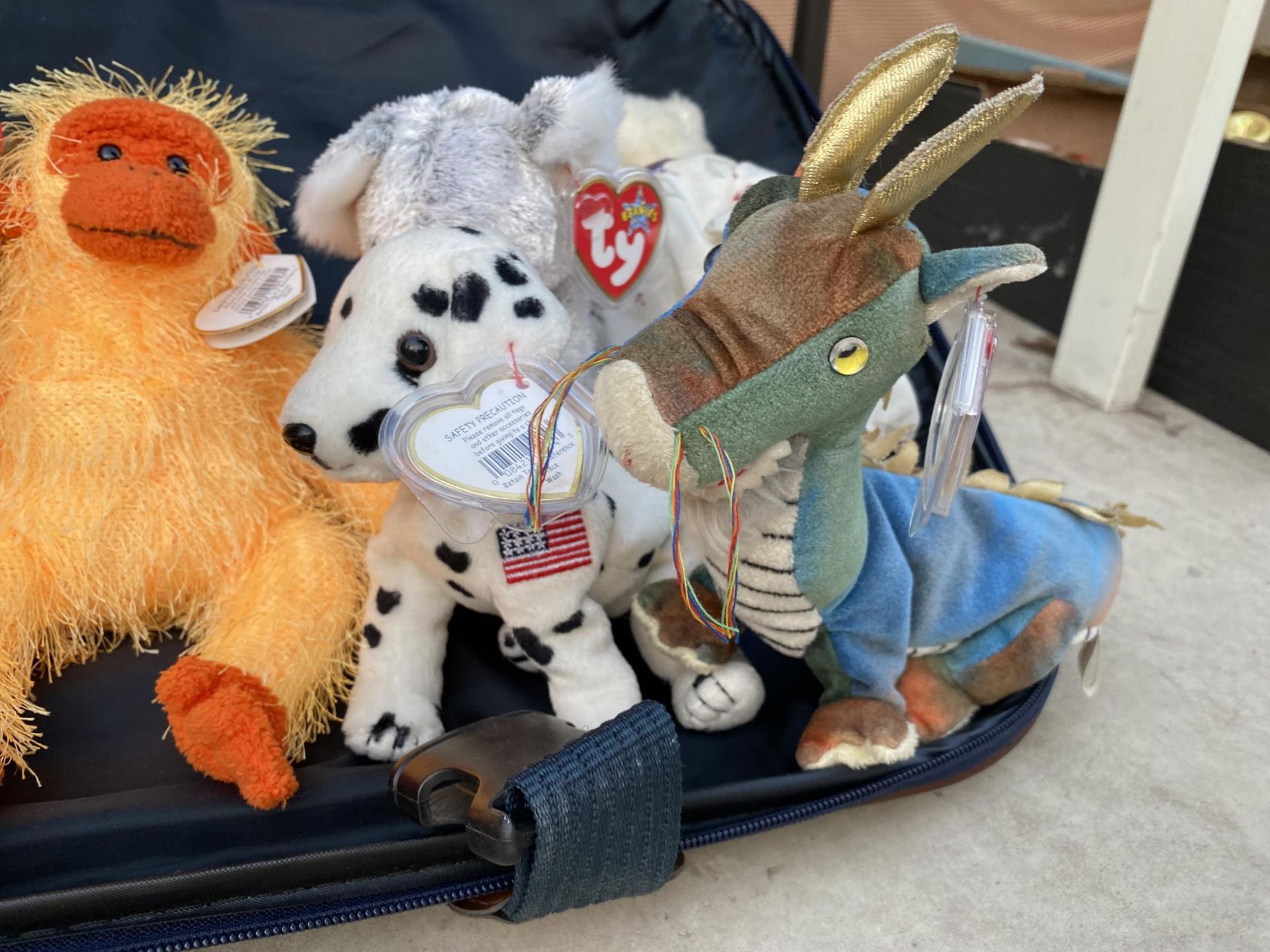 A SUITCASE CONTAINING A LARGE QUANTITY OF TY BEANIE BABIES - Image 3 of 5