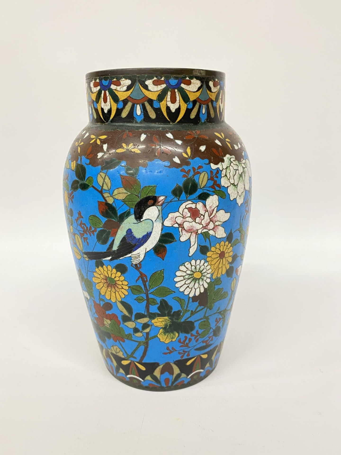 AN EARLY 20TH CENTURY CHINESE CLOISONNE VASE WITH BIRD AND FLORAL DESIGN, HEIGHT 25CM