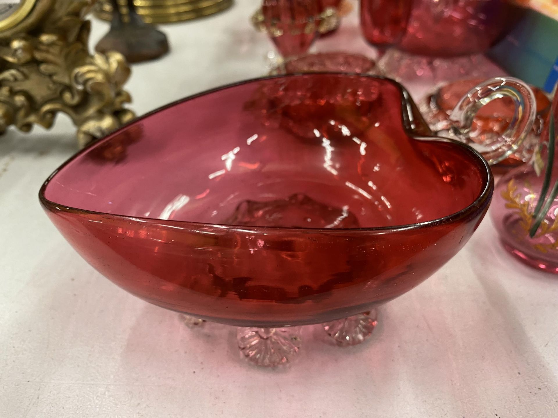 A LARGE QUANTITY OF VINTAGE CRANBERRY GLASS TO INCLUDE VASE, BOWLS, GLASSES, ETC SOME WITH FLUTED - Image 2 of 5