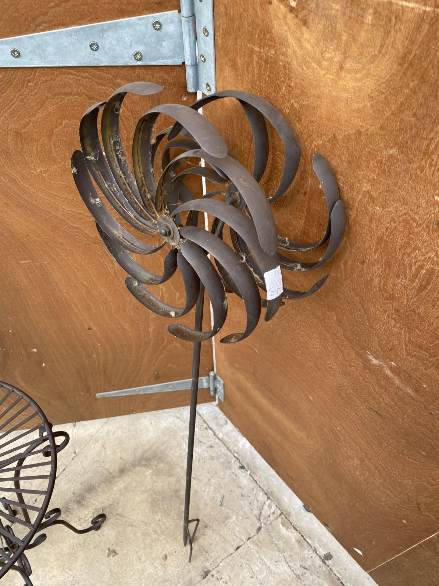 A SMALL DECORATIVE METAL SIDE TABLE AND A METAL WIND SPINNER - Image 3 of 5