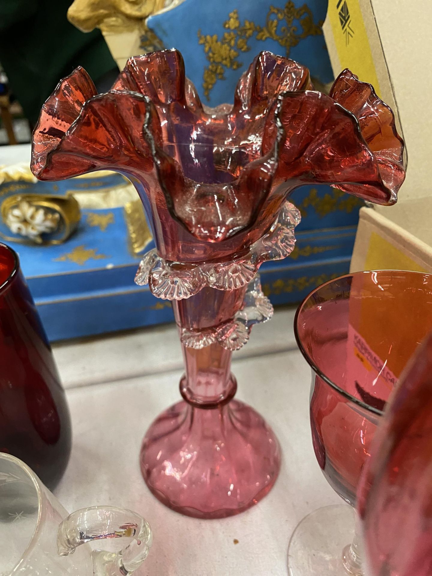 A LARGE QUANTITY OF VINTAGE CRANBERRY GLASS TO INCLUDE VASE, BOWLS, GLASSES, ETC SOME WITH FLUTED - Image 4 of 5