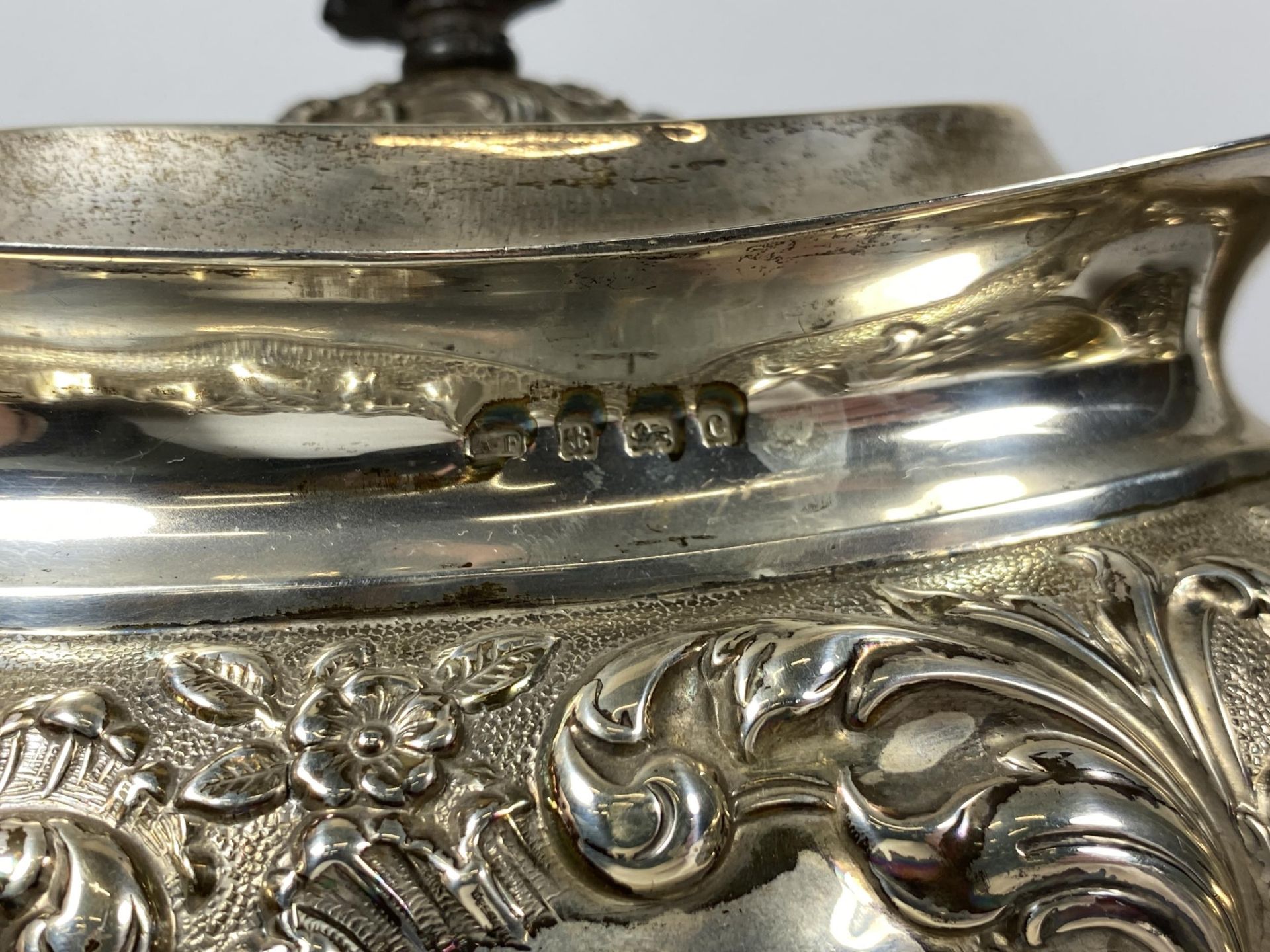 AN EDWARDIAN SILVER THREE PIECE TEA SET COMPRISING TEAPOT, SUGAR BOWL AND CREAM JUG, HALLMARKS FOR - Image 2 of 4