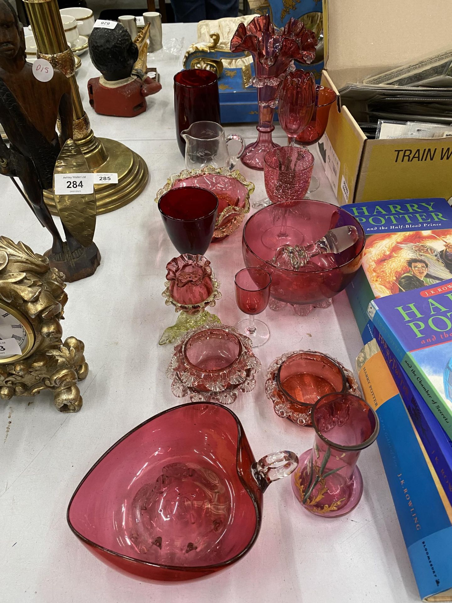 A LARGE QUANTITY OF VINTAGE CRANBERRY GLASS TO INCLUDE VASE, BOWLS, GLASSES, ETC SOME WITH FLUTED