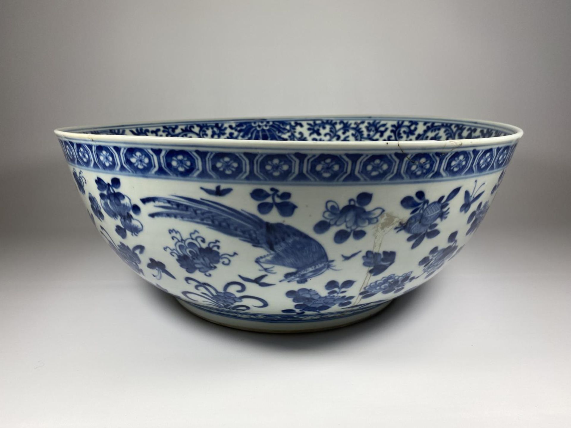 A LARGE AND IMPRESSIVE EARLY 19TH CENTURY CHINESE QING BLUE AND WHITE PORCELAIN PUNCH / FRUIT BOWL - Image 6 of 14