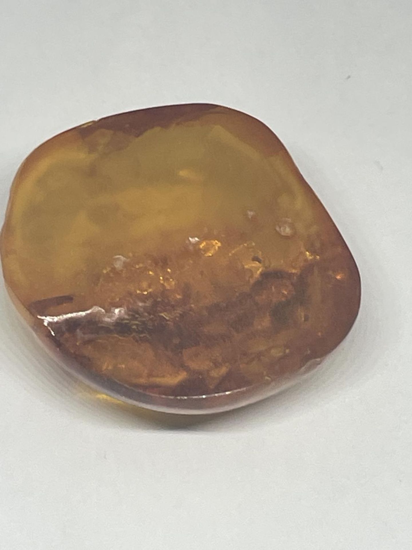 A LARGE PIECE OF AMBER APPROXIMATLEY 4CM X 3.5CM - Image 2 of 2
