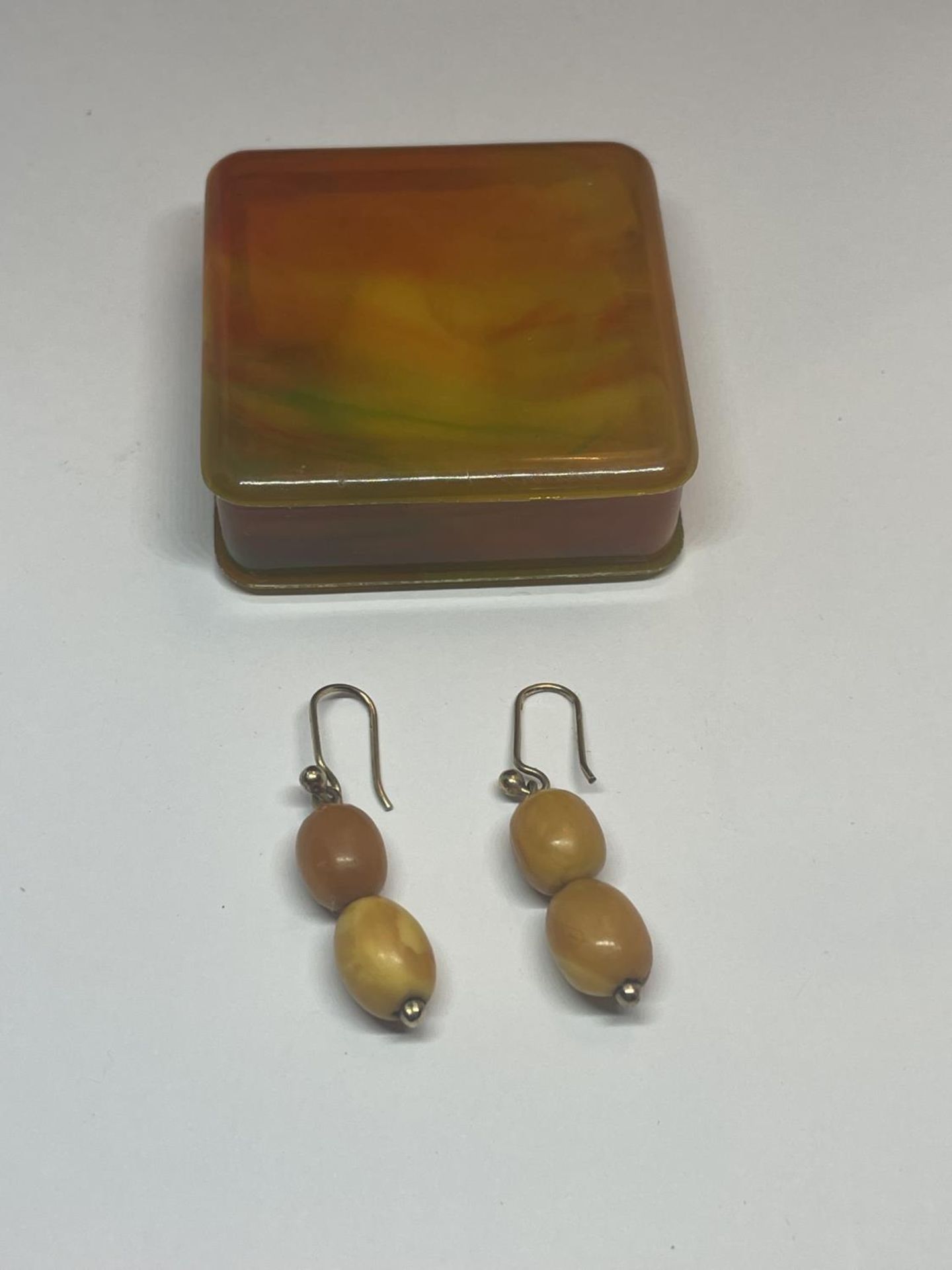 A APIR OF BUTTERSCOTCH AMBER TWO STONE DROP EARRINGS IN A PRESENTATION BOX - Image 2 of 2