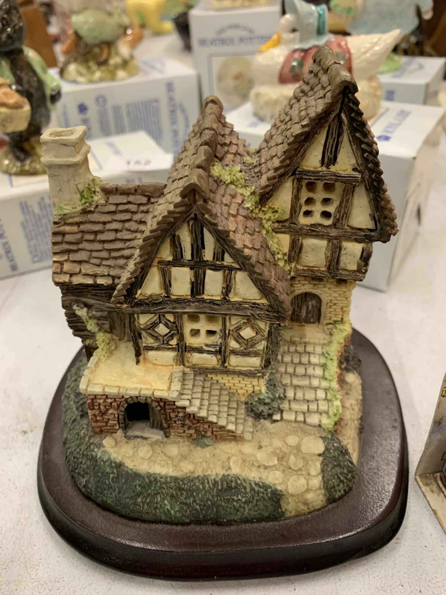 A QUANTITY OF COLLECTABLE COTTAGES TO INCLUDE LILLIPUT LANE AND WADE CORONATION STREET - Image 2 of 4