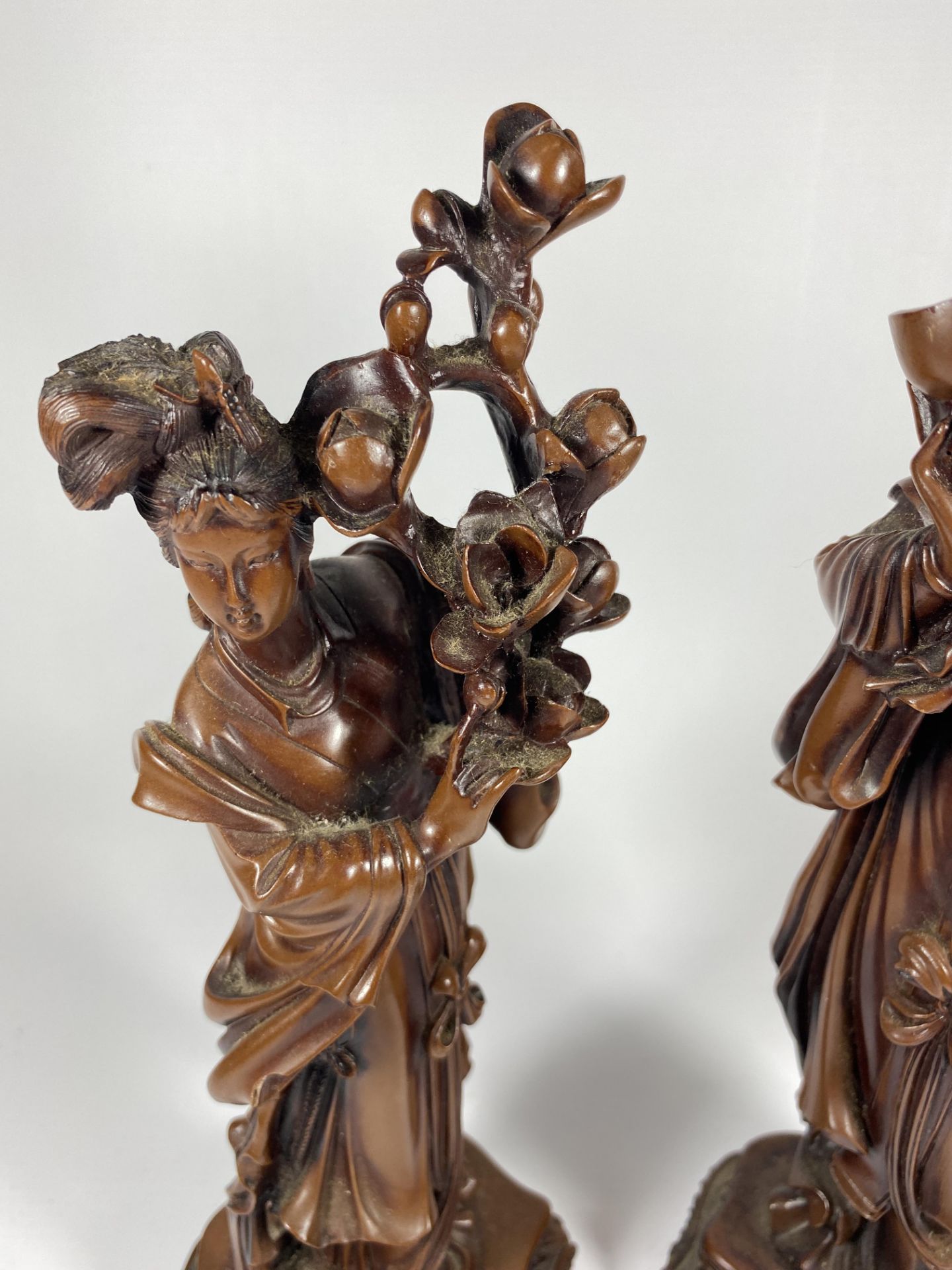 A PAIR OF ORIENTAL RESIN ROOTWOOD STYLE GEISHA FIGURES, HEIGHT 27CM - Image 3 of 4