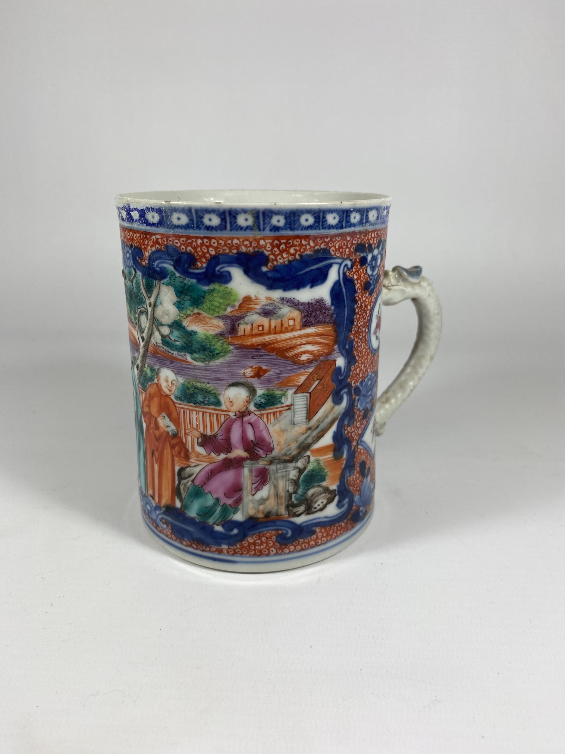 A 19TH CENTURY CHINESE EXPORT PORCELAIN CANTON MUG WITH TEMPLE DESIGN, HANDLE A/F, HEIGHT 12CM