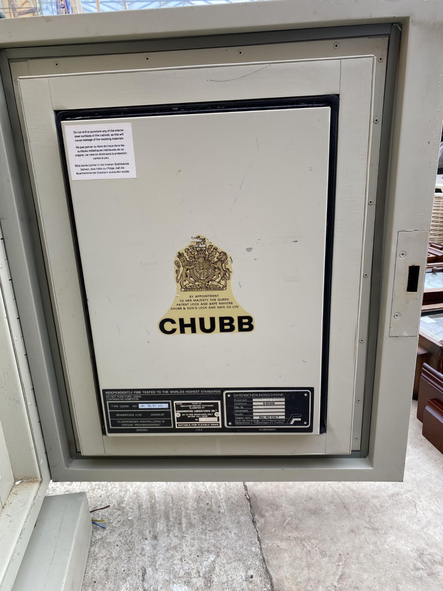 A LARGE CHUBB SAFE (UNLOCKED BUT NO KEY PRESENT) - Image 6 of 8