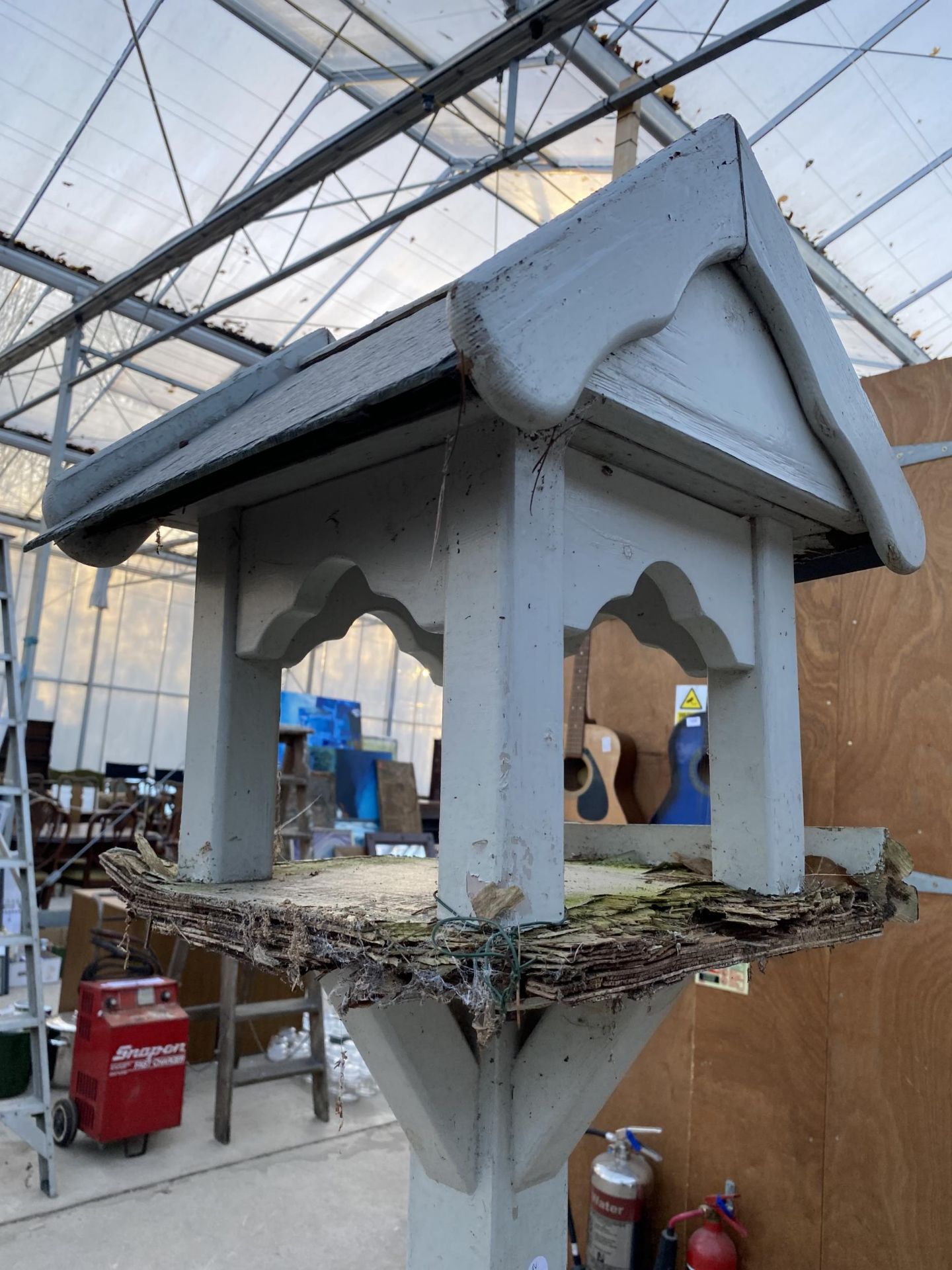 A WOODEN BIRD TABLE WITH SLATE ROOF - Image 2 of 5