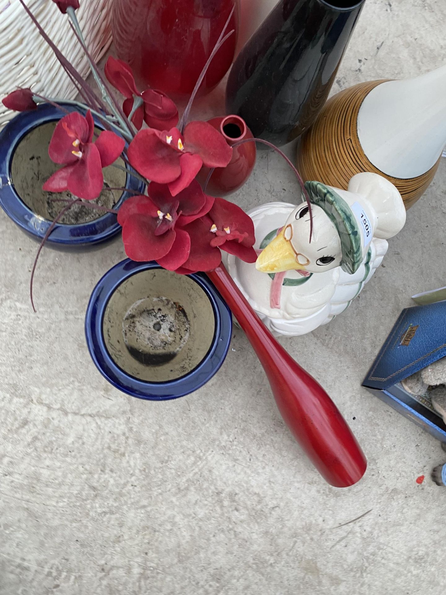 AN ASSORTMENT OF GLASS AND CERAMIC PLANTERS AND VASES - Image 5 of 5