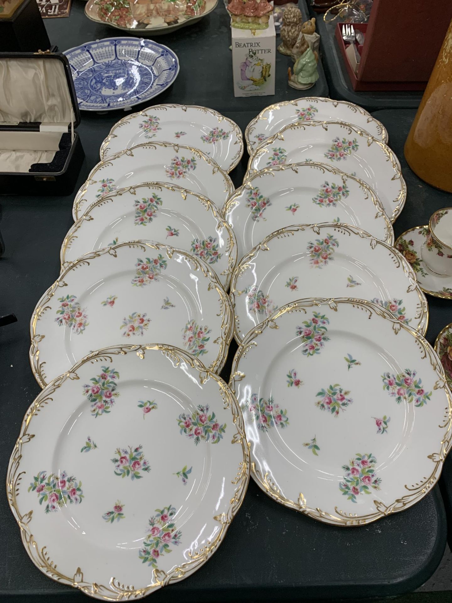 A QUANTITY OF HANDPAINTED CABINET PLATES DWITH FLORAL DESIGN AND GILT EDGES