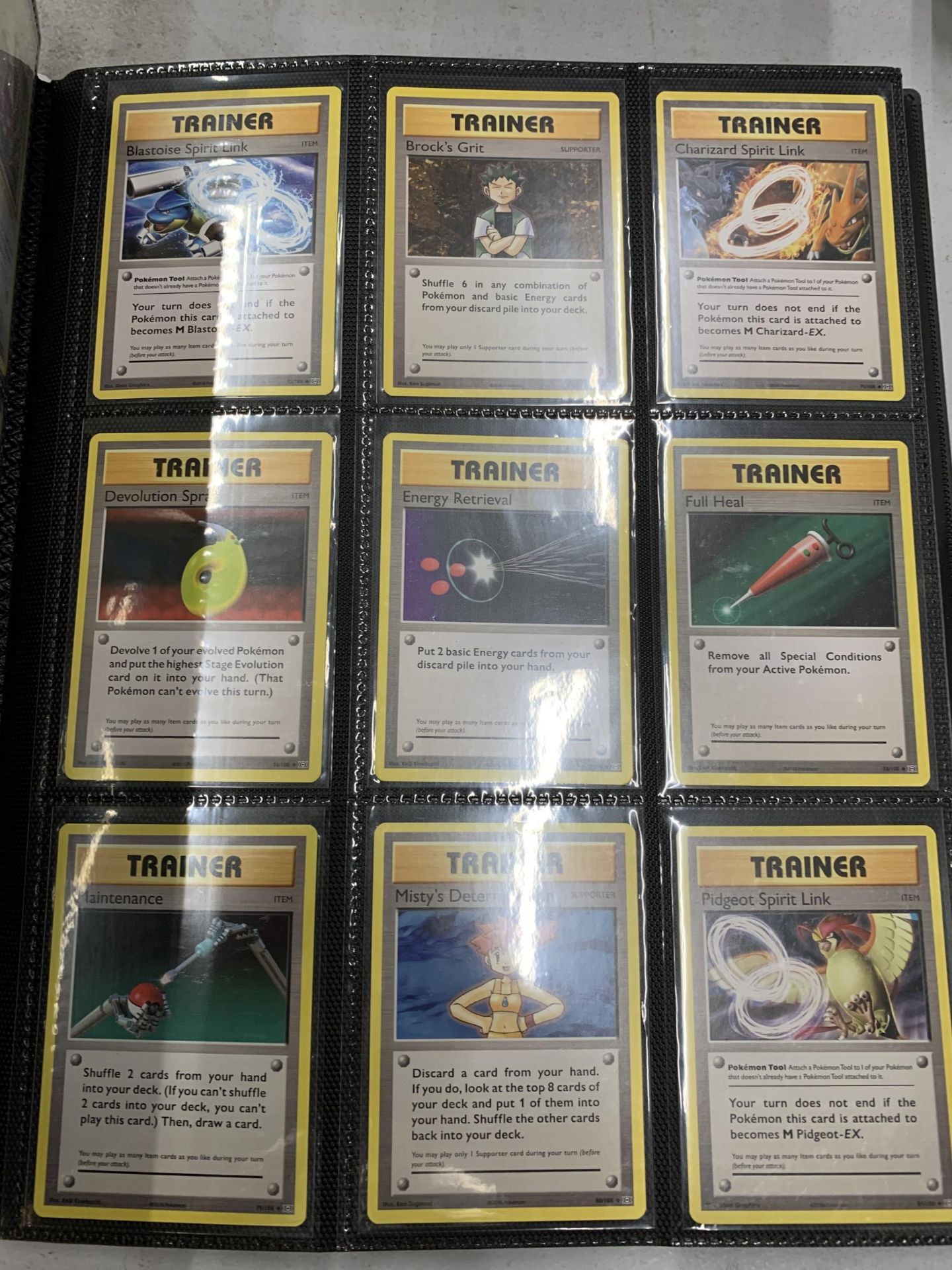 A FOLDER OF POKEMON CARDS TO INCLUDE 1999 BASE SET, TOPPS SERIES 1 INCLUDING CHARIZARD AND HOLOS - Image 4 of 5