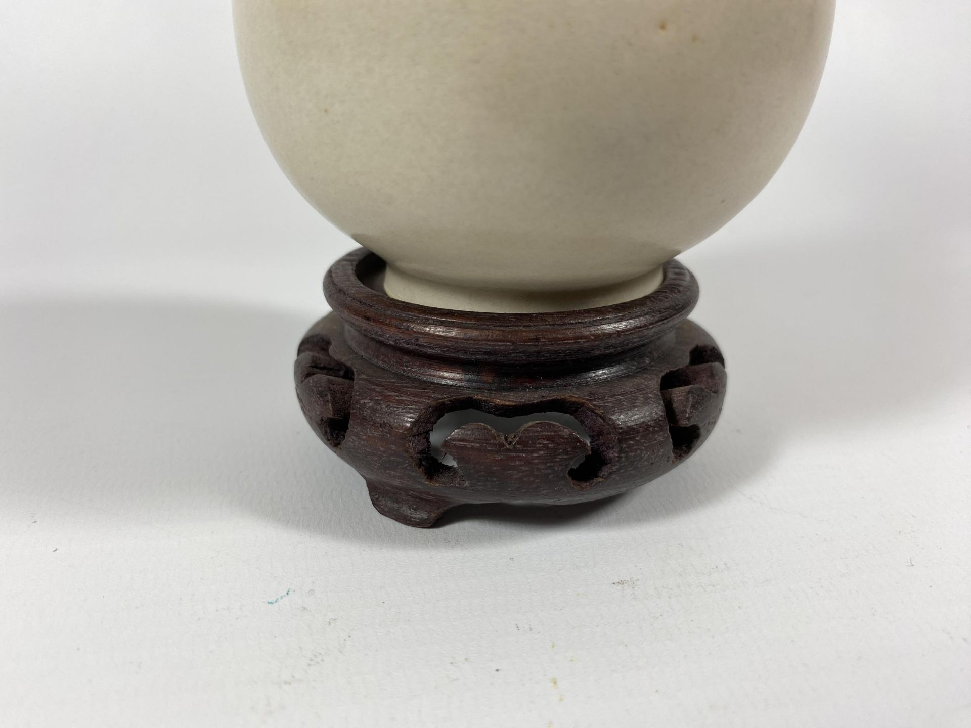 A CHINESE PORCELAIN BOTTLE VASE ON CARVED WOODEN STAND, HEIGHT OF VASE 13CM - Image 5 of 5