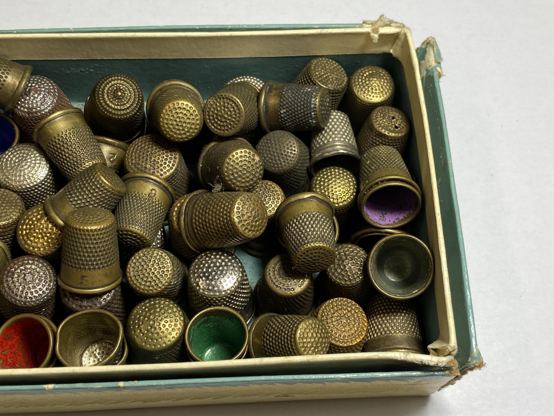 A BOX OF VINTAGE THIMBLES - Image 3 of 3