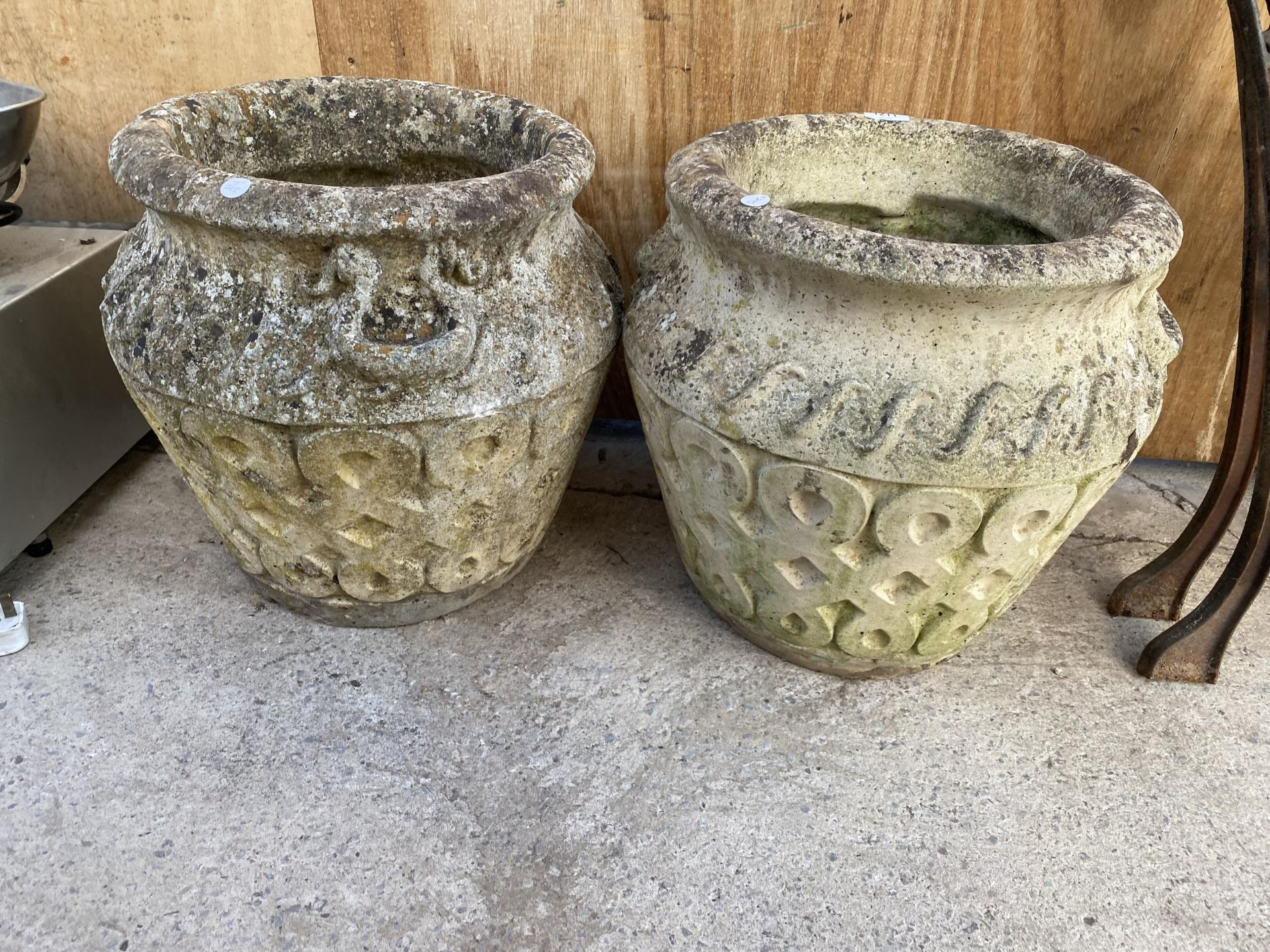 A PAIR OF RECONSTITUTED STONE PLANTERS (H:39CM)