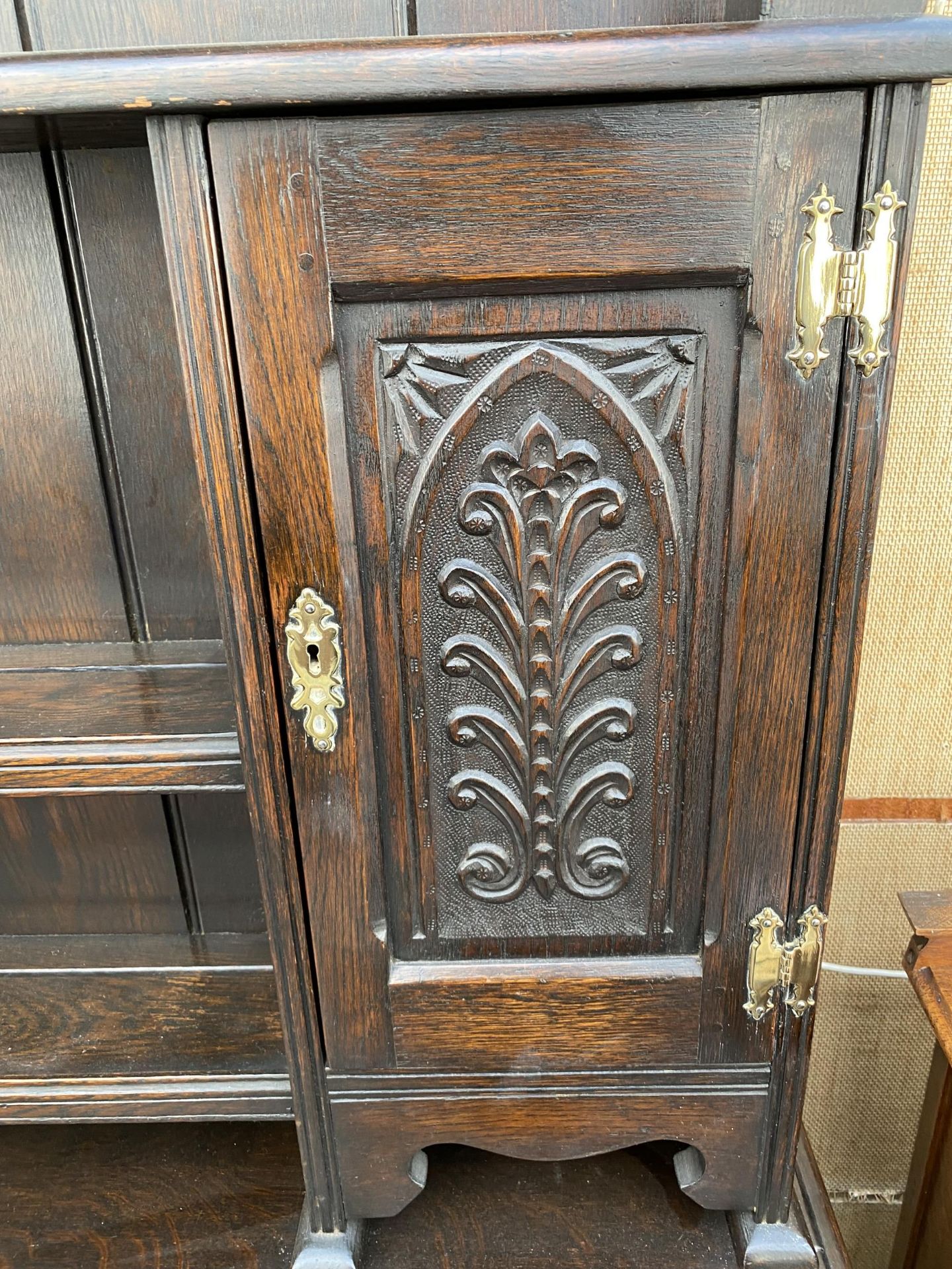 AN OAK JACOBEAN STYLE DRESSER WITH PLATE RACK ENCLOSING CUPBOARDS, THREE CARVED DRAWERS TO BASE ON - Image 6 of 6