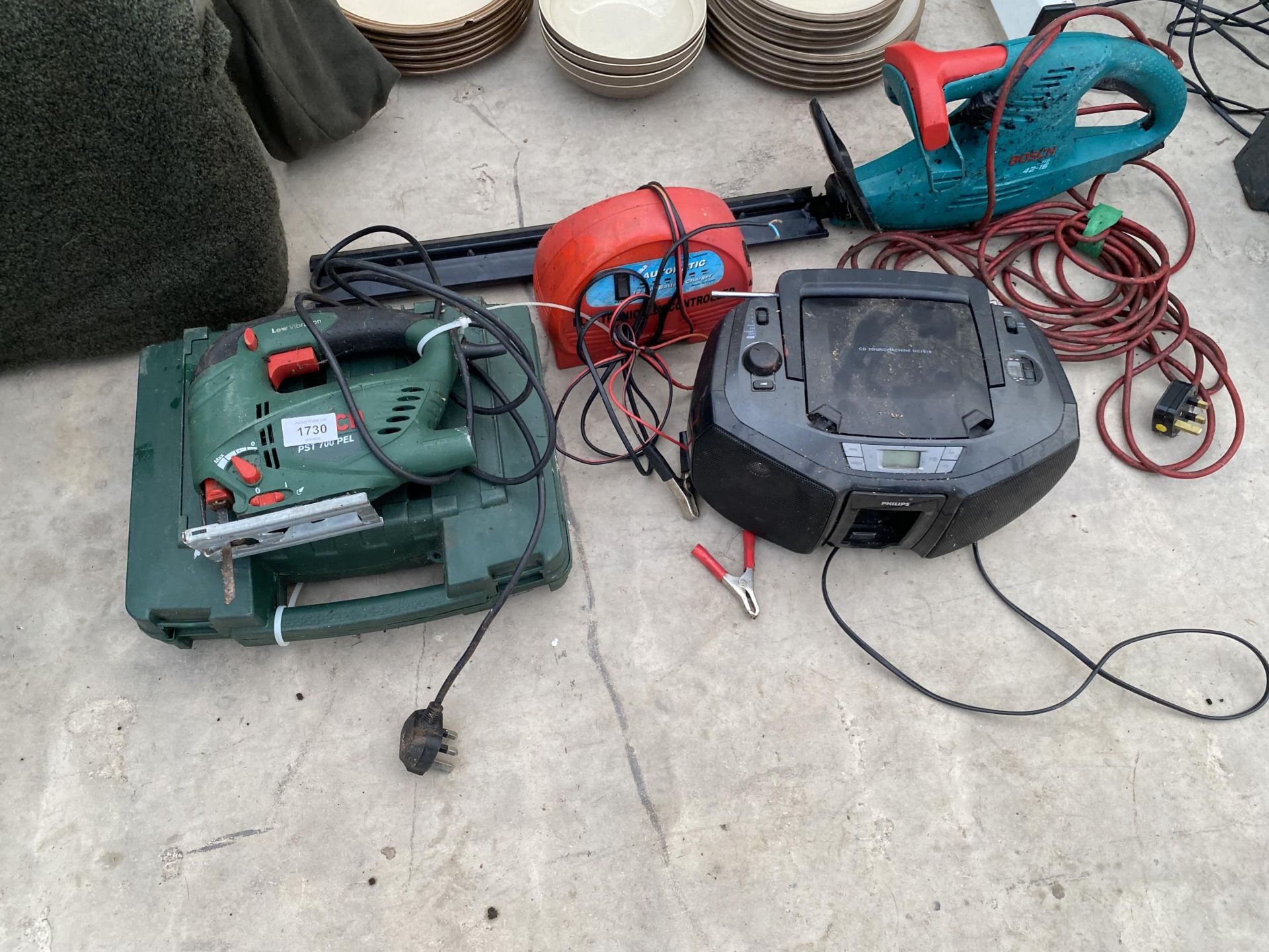 AN ASSORTMENT OF ITEMS TO INCLUDE A CD PLAYER, ELECTRIC HEDGE TRIMMER AND A BOSCH JIGSAW ETC