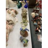 A QUANTITY OF CERAMIC FIGURES TO INCLUDE BIRDS, ONE BEING A BESWICK BLUE TIT, FROGS DUCKS AND AN OWL