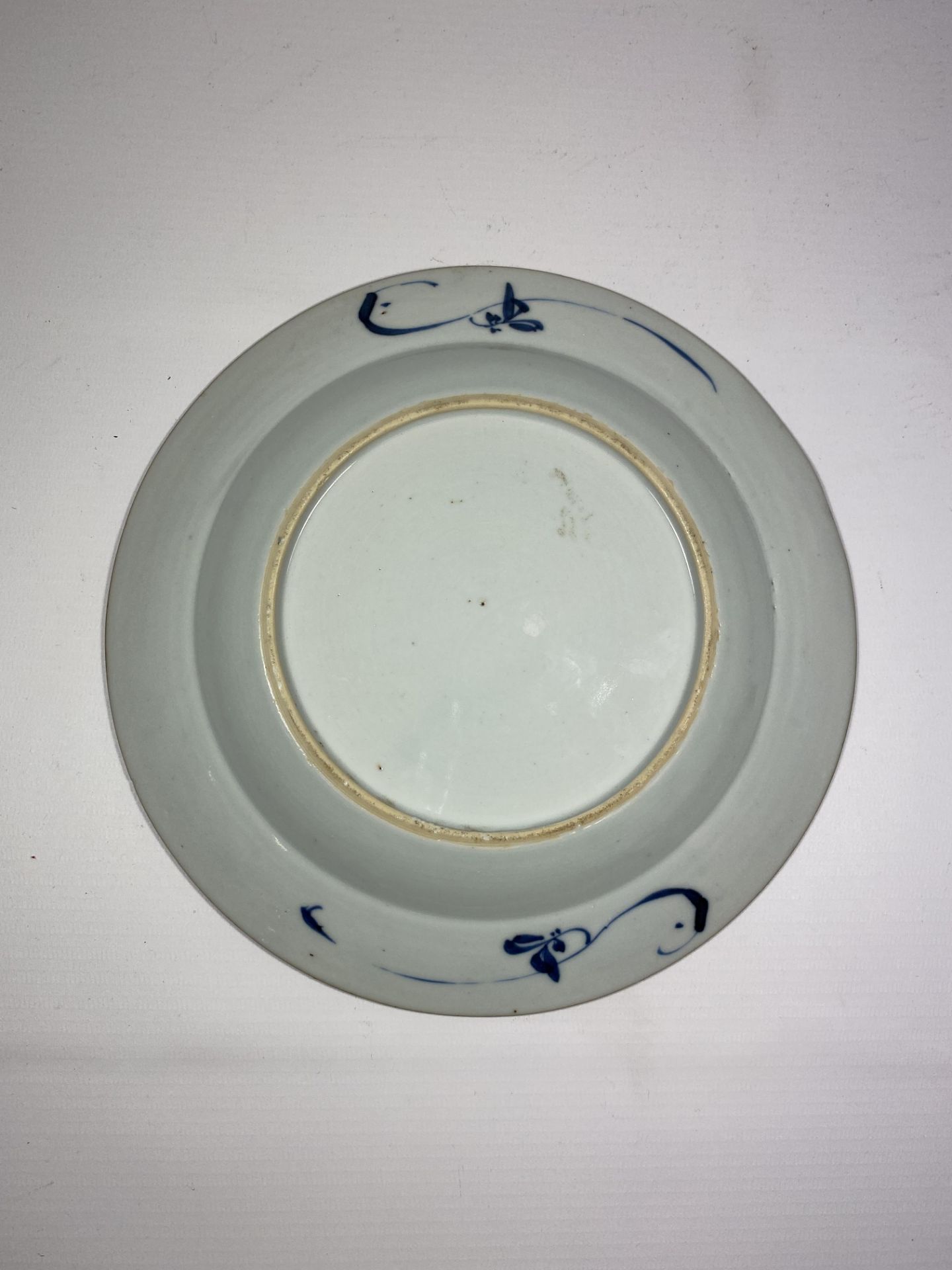 AN EARLY 18TH CENTURY, KANGXI PERIOD (1661-1722) CHINESE QING BLUE & WHITE PORCELAIN PLATE WITH - Bild 3 aus 3