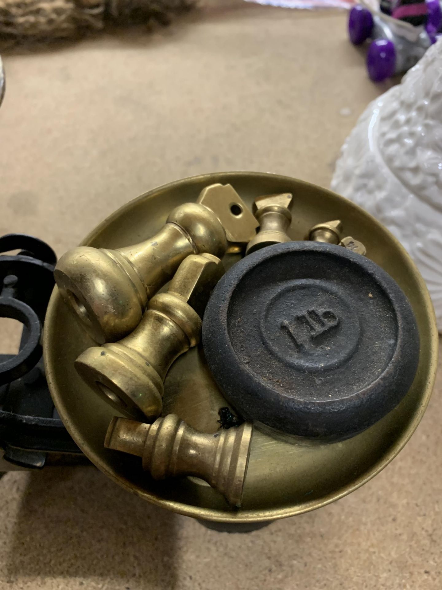 A SET OF CAST SCALES WITH BRASS PAN AND WEIGHTS - Bild 5 aus 5