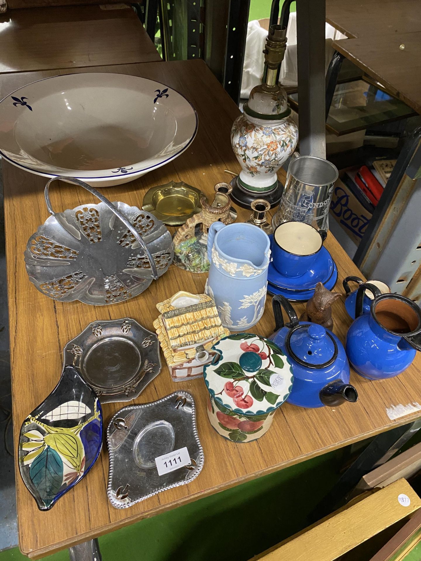 A MIXED LOT TO INCLUDE A LARGE ITALIAN PASTA BOWL, WEDGWOOD JUG, NORWEGIAN DISH, SILVER PLATED PIN