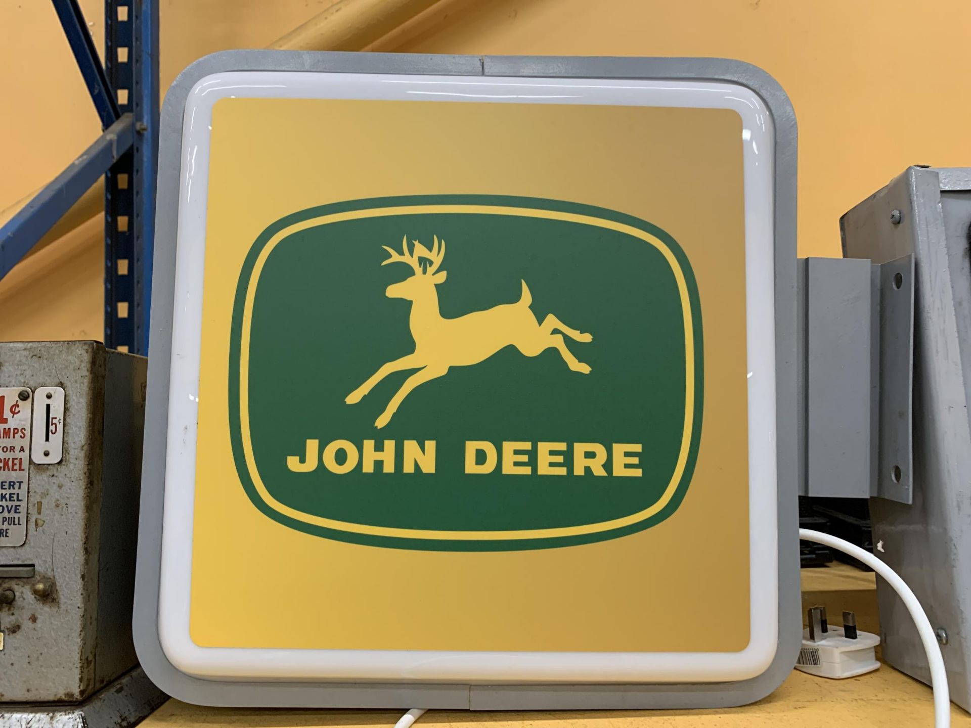 A JOHN DEERE DOUBLE SIDED ILLUMINATED SIGN - WORKING AT TIME OF CATALOGUING WIDTH 40CM, HEIGHT 40CM,